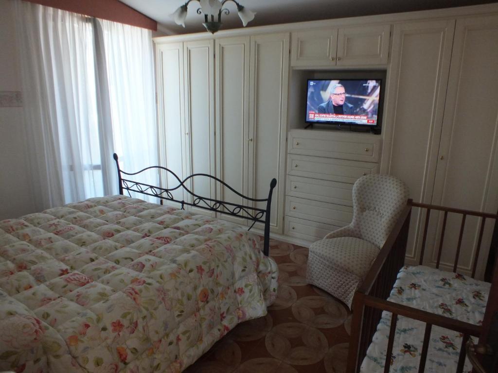 a bedroom with a bed and a flat screen tv at Villa Dafne mare Fondi Sperlonga in Fondi