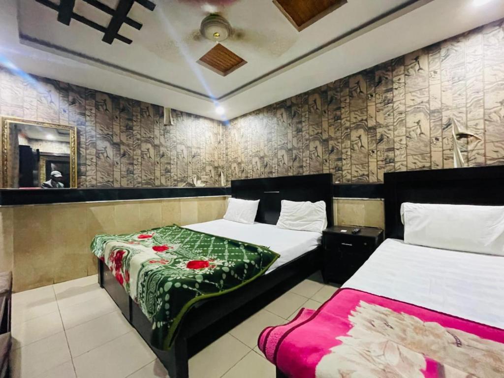 1 dormitorio con 2 camas en Hotel The Shalimar, en Lahore
