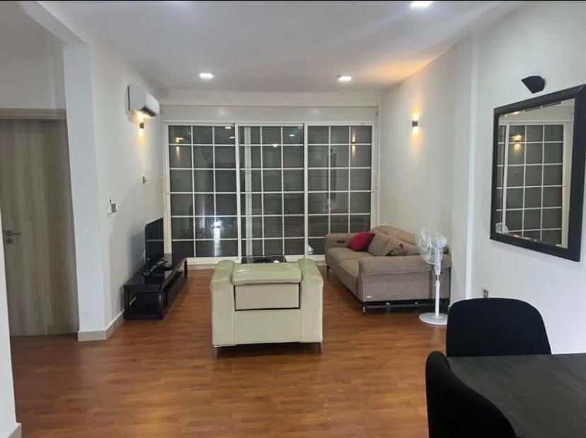 una sala de estar con un sofá y una mesa en MC Home, en Yaoundé