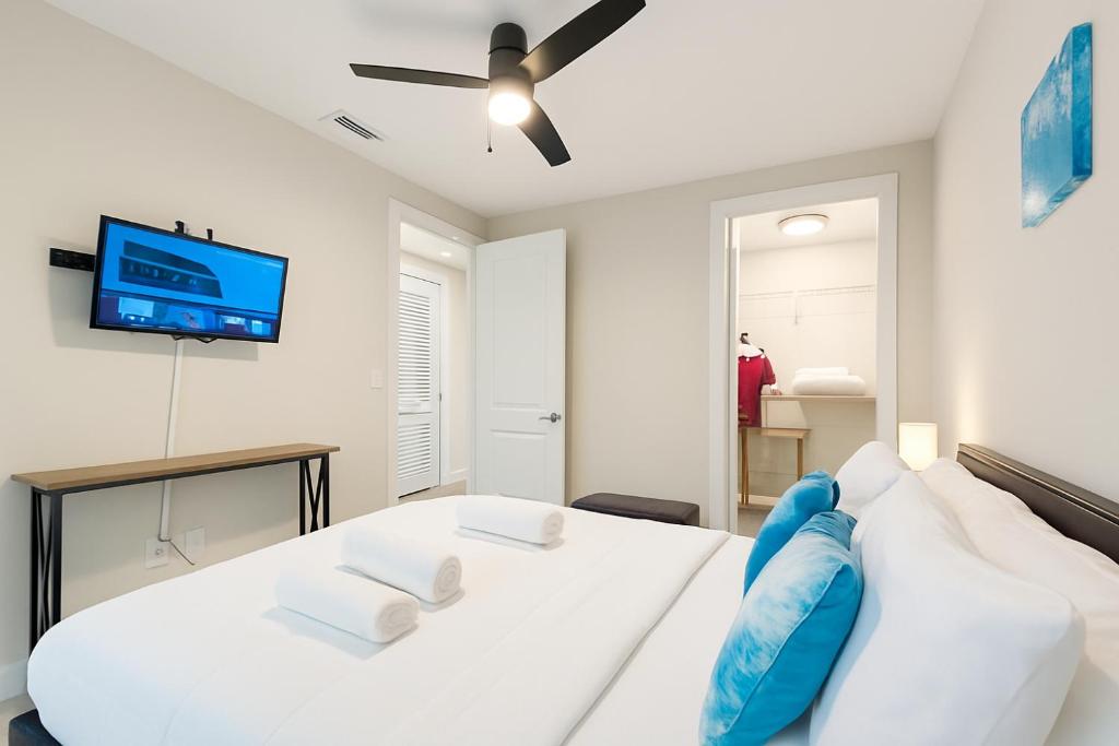 Lux place and cozy 3Beds 2Rooms enjoy life in WPB Gym, EV Station Nearby the downtown and beaches photo