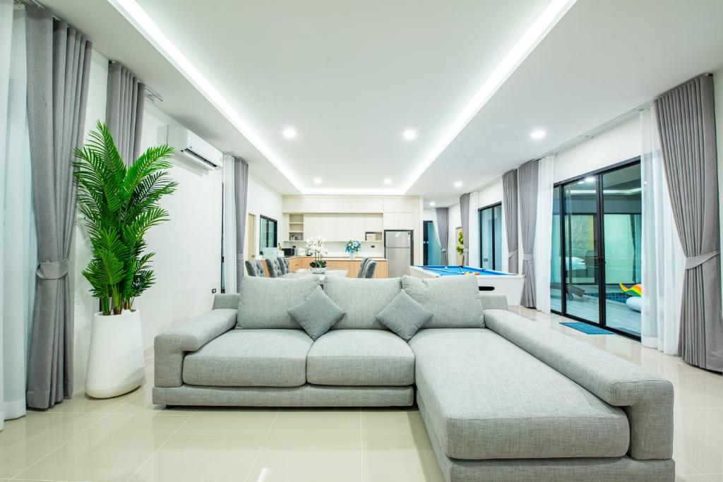 Χώρος καθιστικού στο Verdant Villa Pattaya - Luxury 4BR Pool Villa