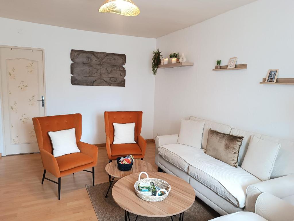 ein Wohnzimmer mit einer Couch und zwei Sesseln in der Unterkunft La grande maison berrichonne in Aigurande