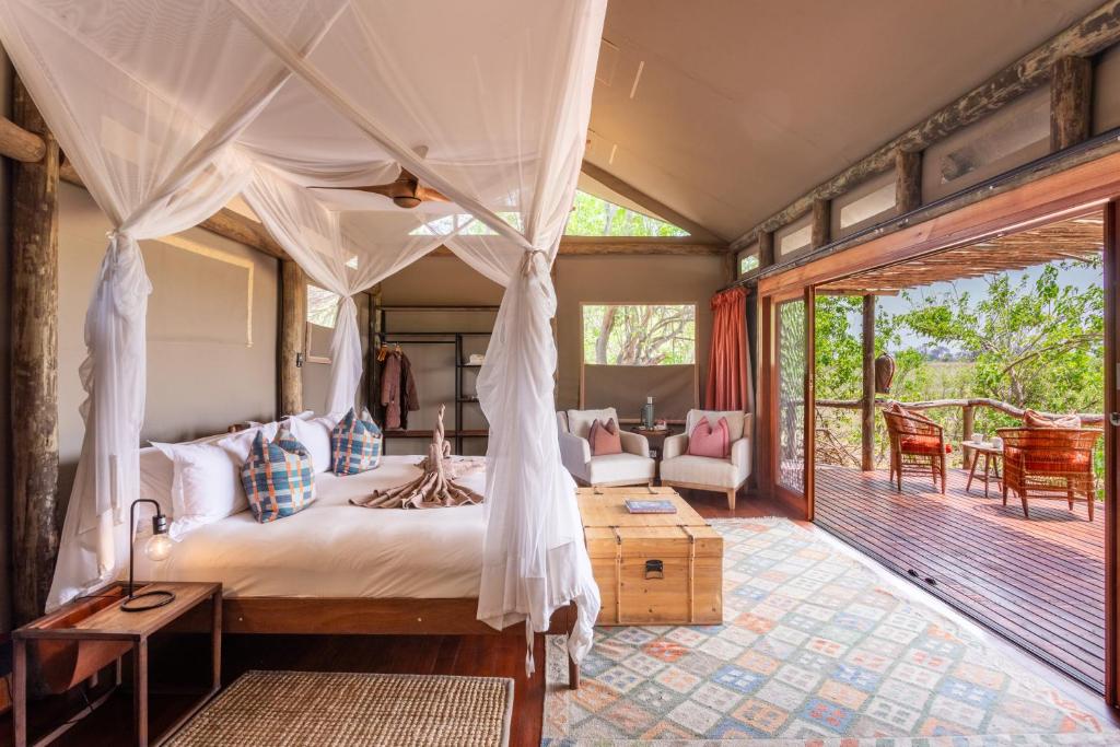 Postel nebo postele na pokoji v ubytování Amber River Camp