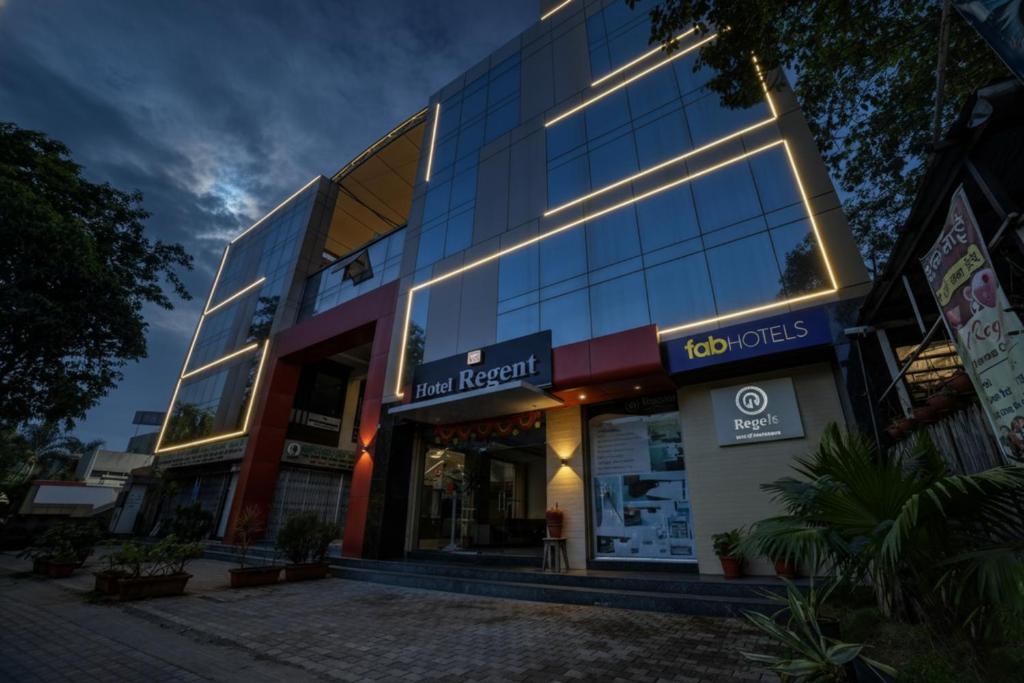 un edificio con un cartel que lee nuevo hospital en FabHotel Regent Inn - Nr SkyWalk Bridge, en Pune