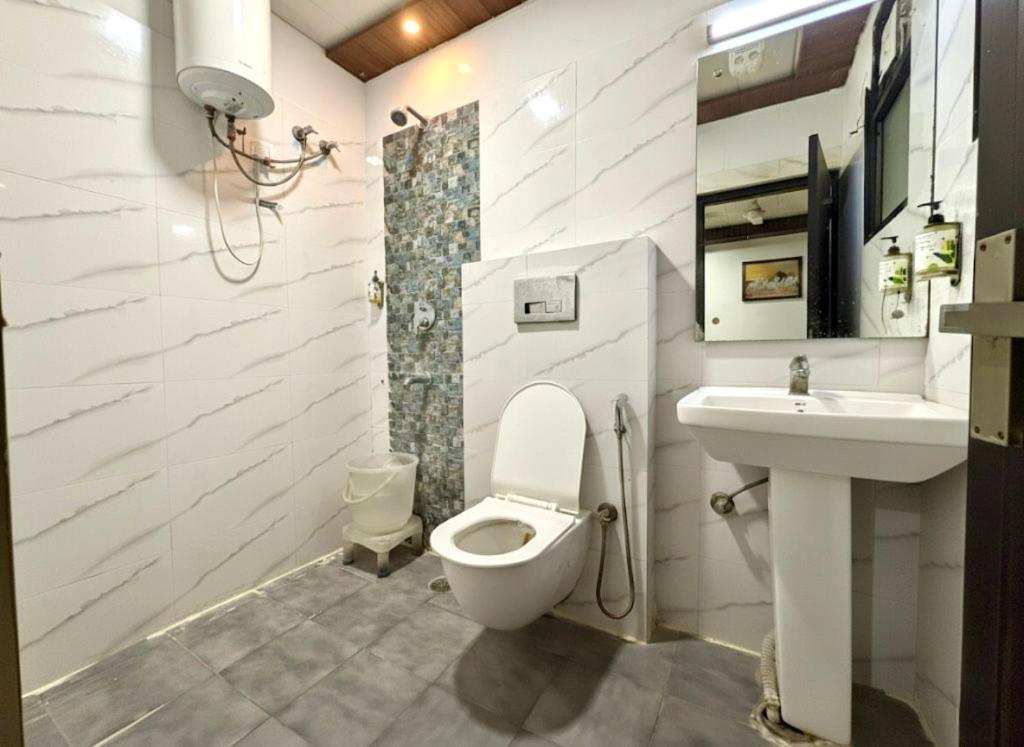 Ένα μπάνιο στο Hotel N NYSHA Plaza Near IGI International Airport