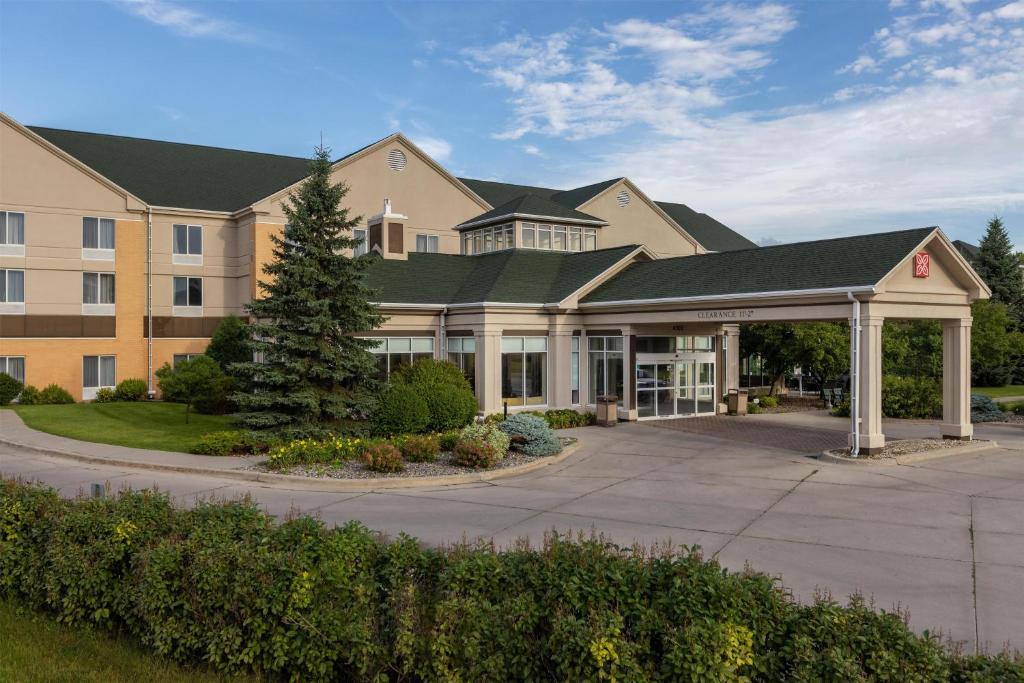 a large building with a parking lot at Hilton Garden Inn Grand Forks-Und in Grand Forks