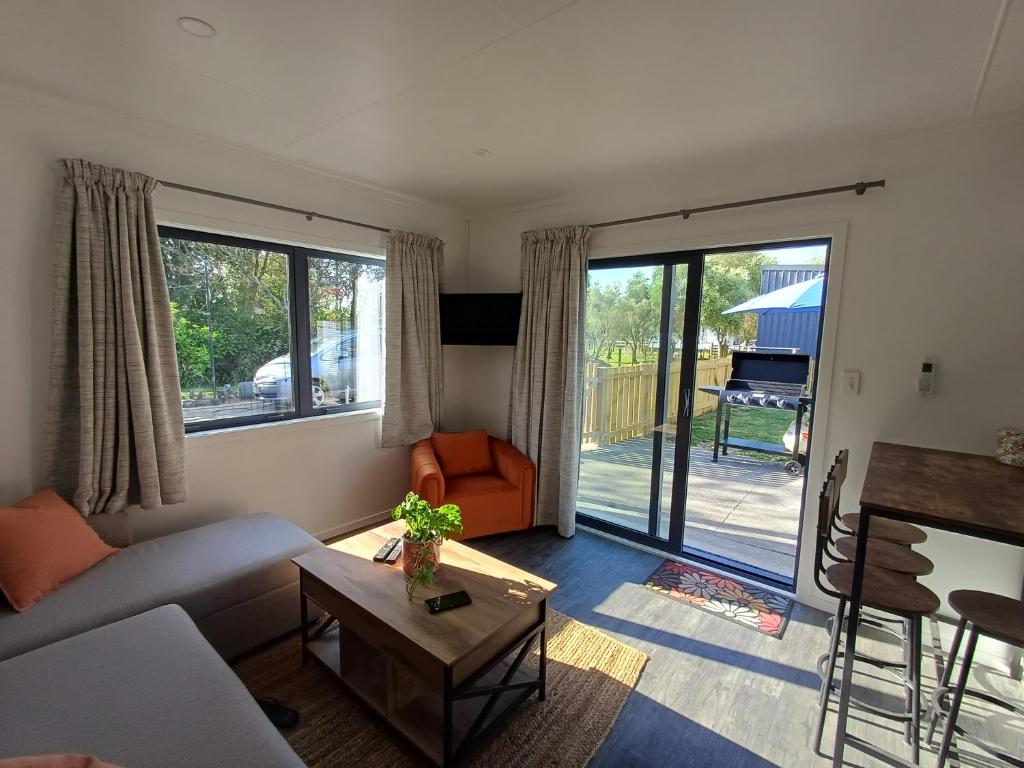 ein Wohnzimmer mit Sofa und Tisch in der Unterkunft Nelson Road Apartment in Gisborne