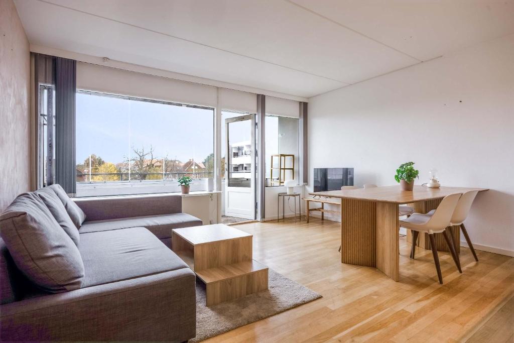 ein Wohnzimmer mit Sofa und Tisch in der Unterkunft Frederiksberg stunning apartment in Kopenhagen