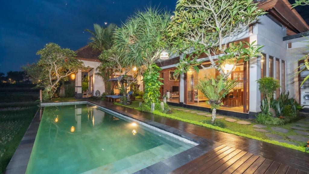 ein Bild eines Swimmingpools in einer Villa in der Unterkunft Umah Sunset in Ubud