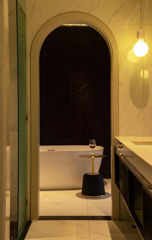 Suite Có Giường Cỡ King Và Bồn Tắm Spa