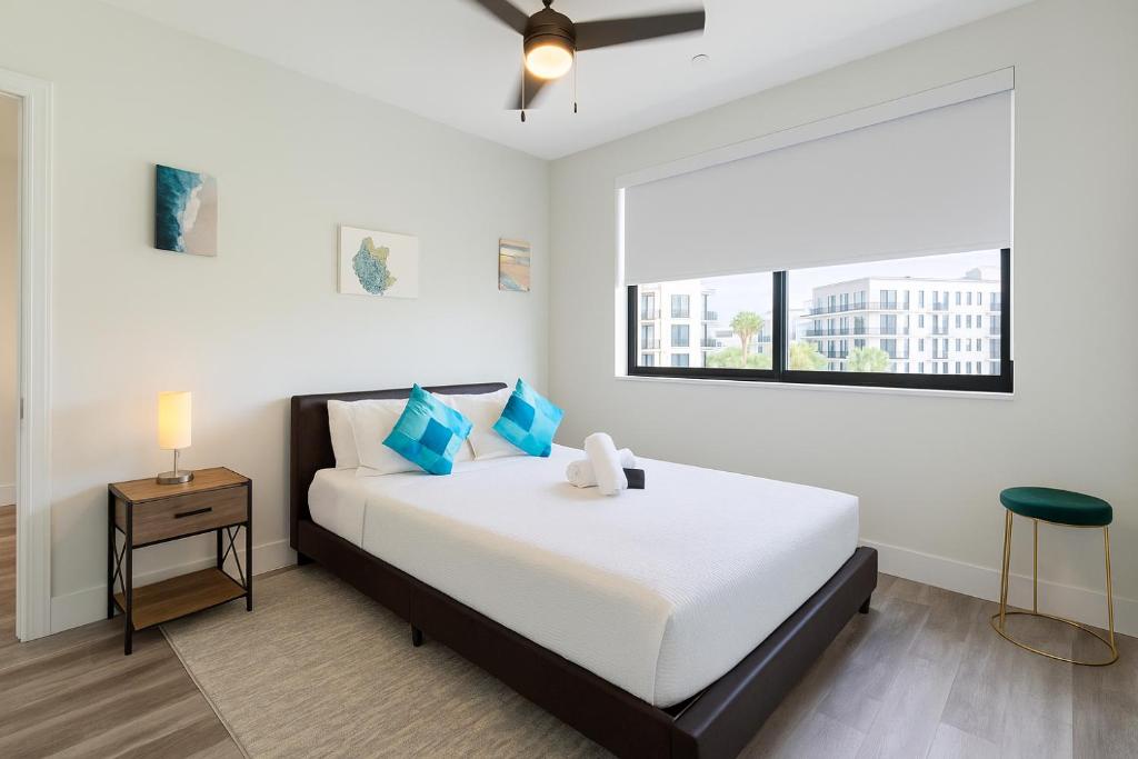 Lux place and cozy 3Beds 2Rooms enjoy life in WPB Gym, EV Station Nearby the downtown and beaches photo