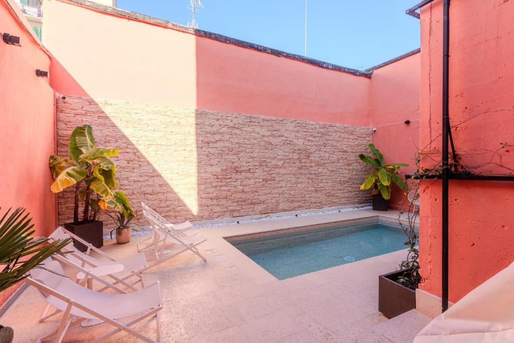 een binnenplaats met een zwembad in een gebouw bij MIA HOME experience in Milaan