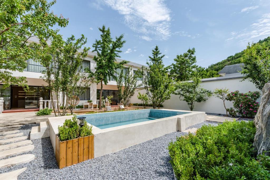 Bazén v ubytování Huazhu Luxury Peach Blossom Ridge Homestay nebo v jeho okolí