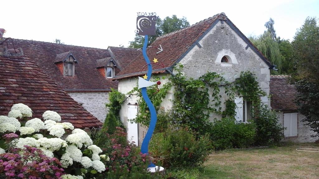 una casa con una cinta azul en el patio en Hôte Sainte Marie, en Ouchamps
