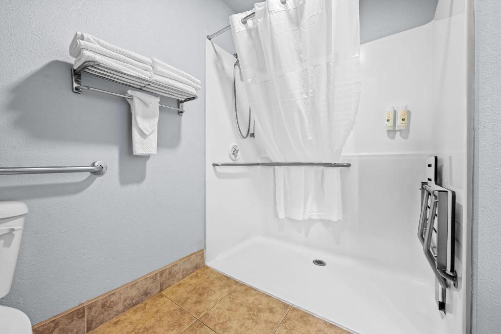 Quality Inn Madras - King Room - Accessible/Non-Smoking