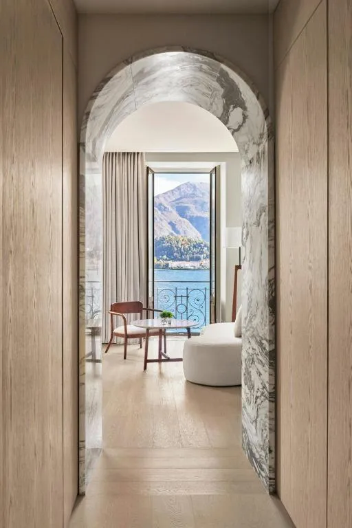 Standard King Room with Lake View