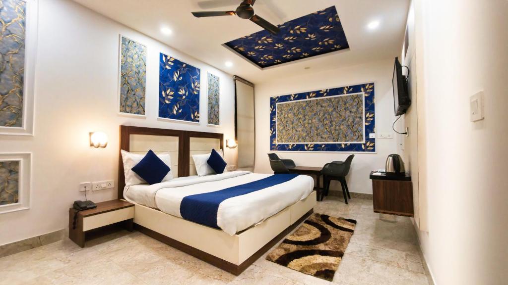 Postel nebo postele na pokoji v ubytování Hotel HomeAste 001 Near Yashobhoomi Convention Center