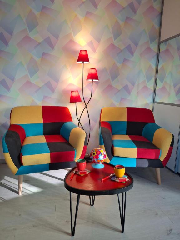 ル・トレポールにあるL'arc-en-cielの椅子2脚とテーブルのあるリビングルーム