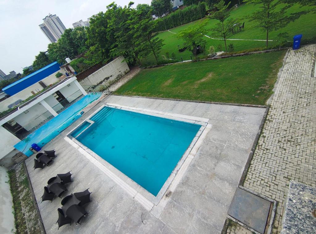 La alberca dentro o cerca de TAG Kaksh