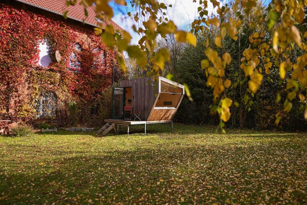una letrina en el patio de una casa en Sleep Space 1 - Green&Tiny Spot Osterwieck Birkenmühle, en Osterwieck
