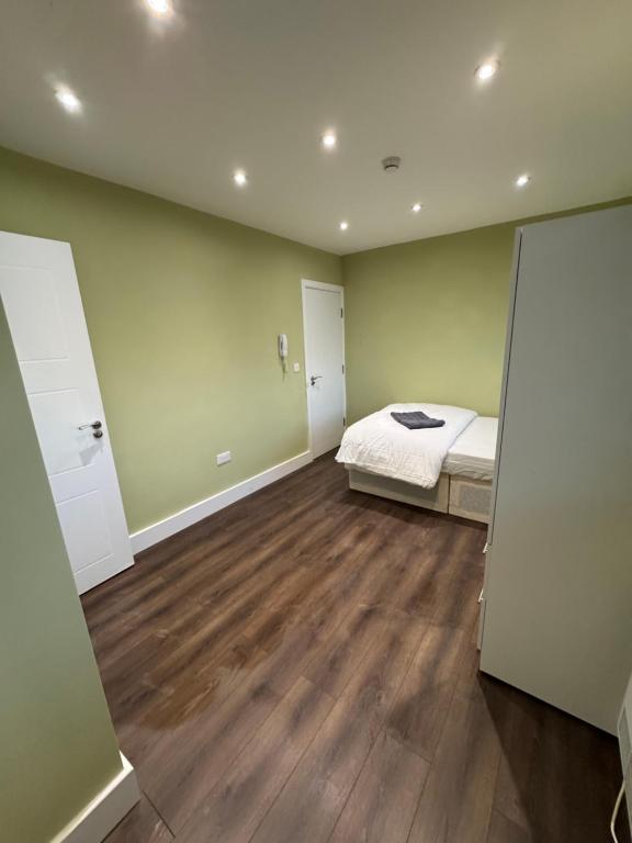 Ένα ή περισσότερα κρεβάτια σε δωμάτιο στο Cosy en-suite 15 min from Heathrow airport