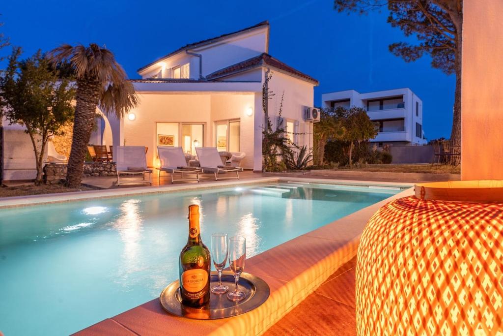 Drinks på Villa Ficus mediterranean style villa with pool