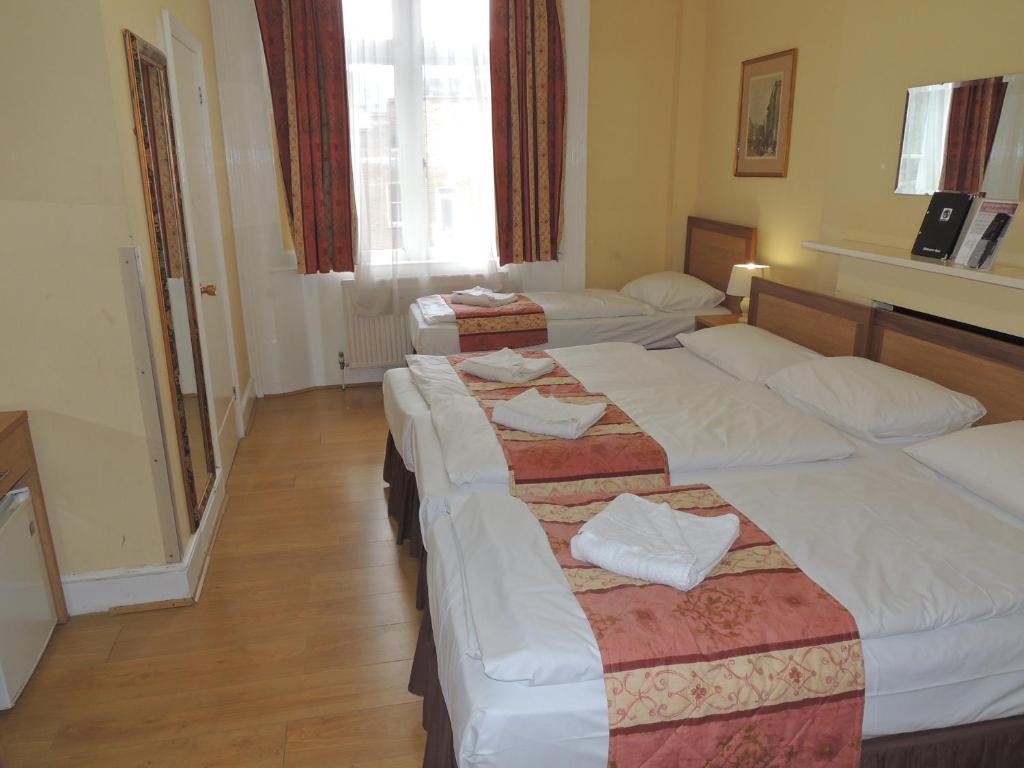 Postel nebo postele na pokoji v ubytování Shakespeare Hotel