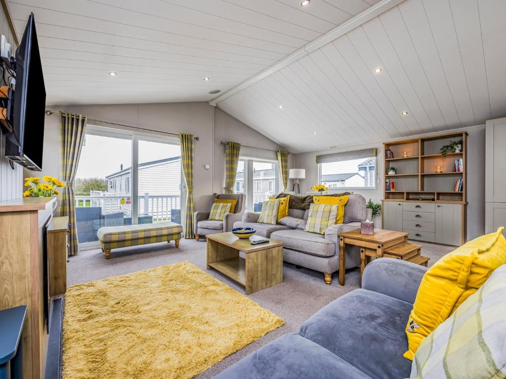 Χώρος καθιστικού στο Gorgeous Home in Lakeside Park Pass The Keys