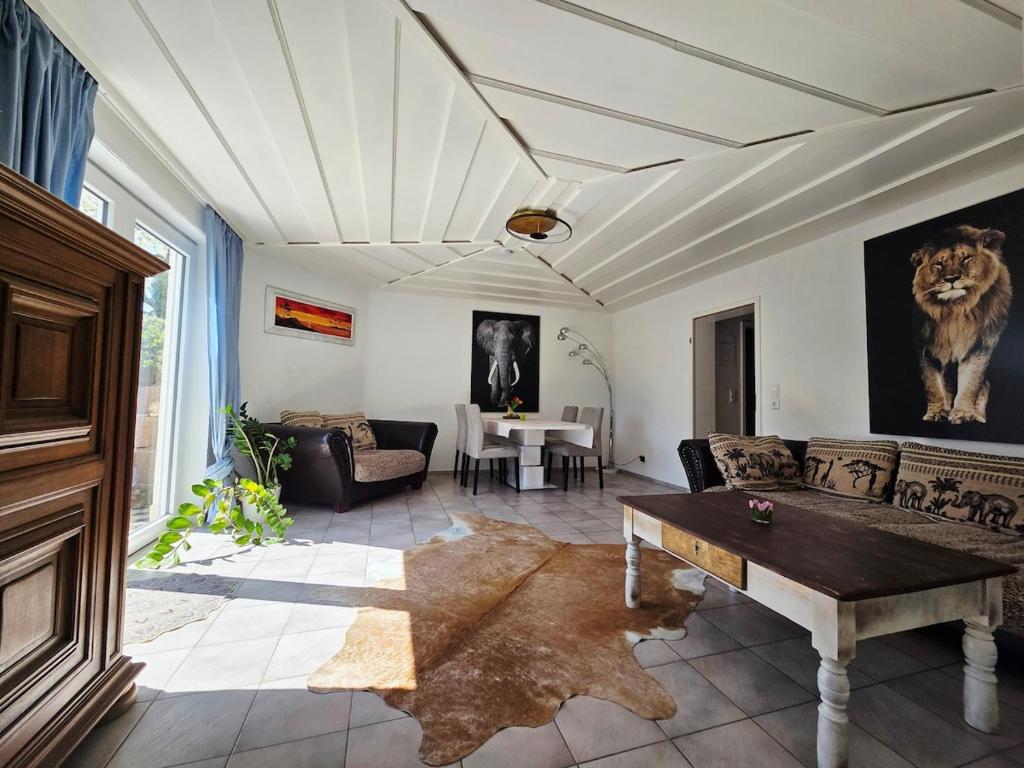 una sala de estar con un sofá y una mesa en Nussperle, en NuÃŸbaum