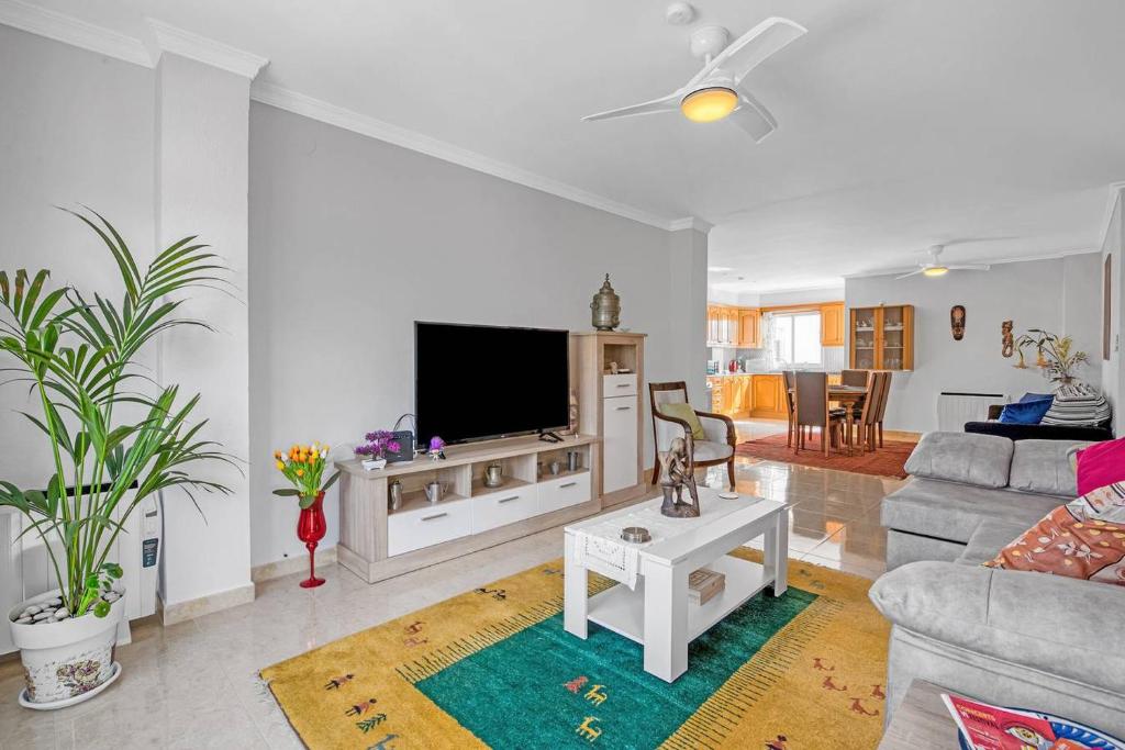 a living room with a couch and a tv at Apartamento completo en Gata de Gorgos in Gata de Gorgos