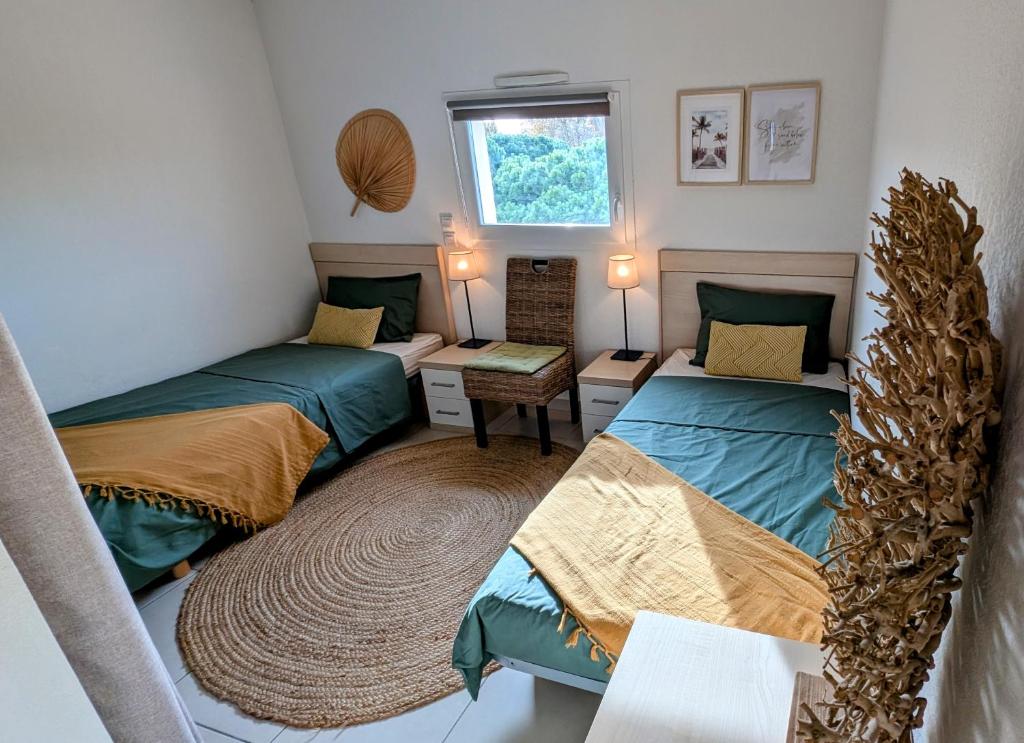a room with two beds and a window at Presqu'île de la Lagune - Piscine - Mer & Nature in Saint-Cyprien