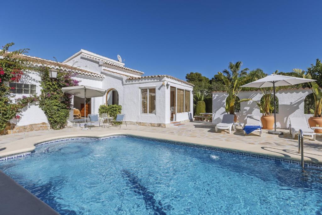 una piscina frente a una casa en Casa del Limonero, en El Tosalet