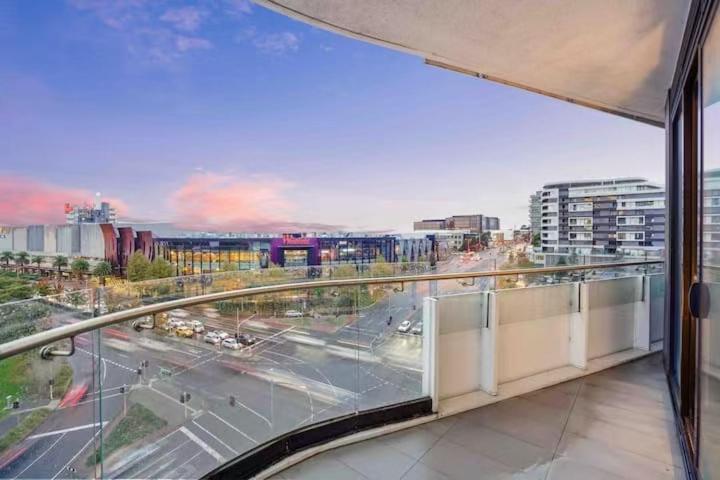 un balcon avec vue sur une rue de la ville dans l'établissement Decent views 3BR in Doncaster Central, à Doncaster