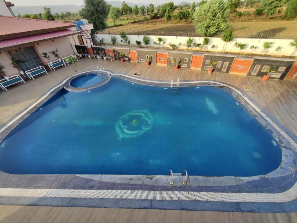 Hồ bơi trong/gần Infinity Hotel & Resort, Chikani , Alwar
