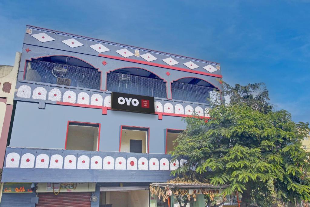 Maula AliにあるHotel O Raga Staysの建物の上にxoの看板