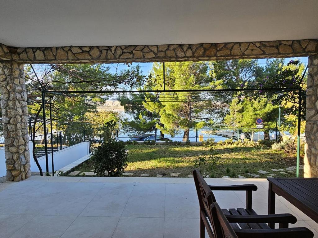 Κήπος έξω από το Beachfront amazing sunset house