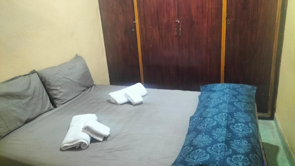 En eller flere senge i et værelse på appartement bab boujloud