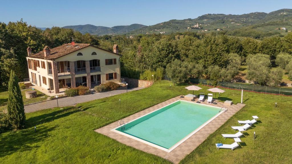 Πισίνα στο ή κοντά στο Villa Diamante by VacaVilla