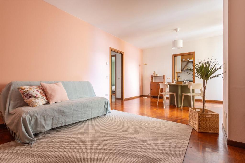 een woonkamer met een bank en een tafel bij IseoLakeRental - Delfina in Pisogne