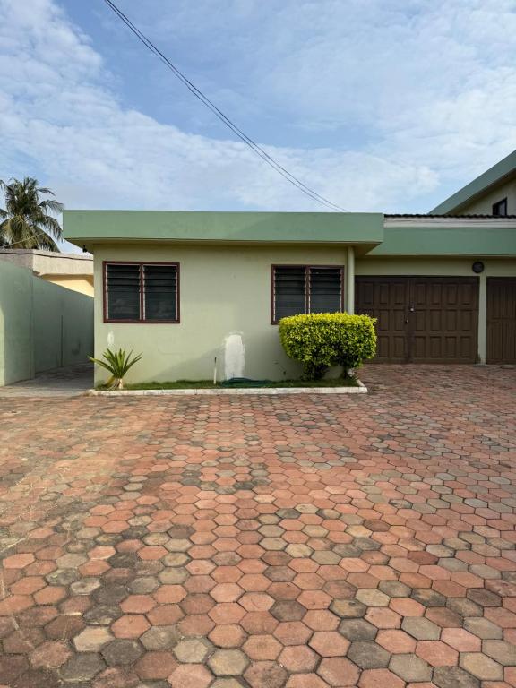 una casa con una entrada de ladrillo delante de ella en East Legon Self-Contained Unit, Greater Accra, en Accra