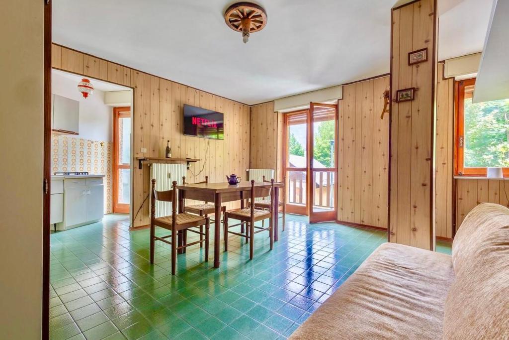 a kitchen and dining room with a table and chairs at Accogliente appartamento a due minuti dal centro in Limone Piemonte
