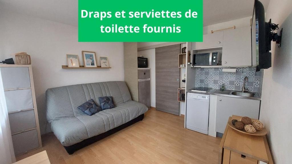 ein Wohnzimmer mit Sofa und eine Küche in der Unterkunft Studio avec Balcon - La Godille - 4 personnes in Les Adrets