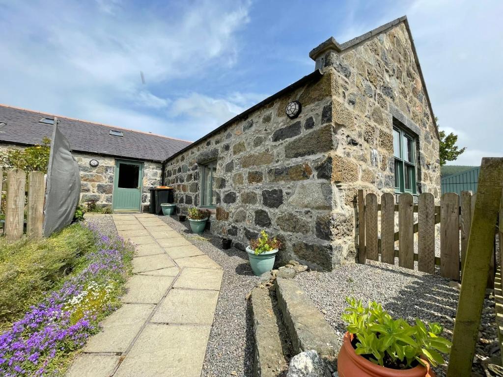 奥福德Barclay’s But n Ben的石头房子,带木栅栏和鲜花