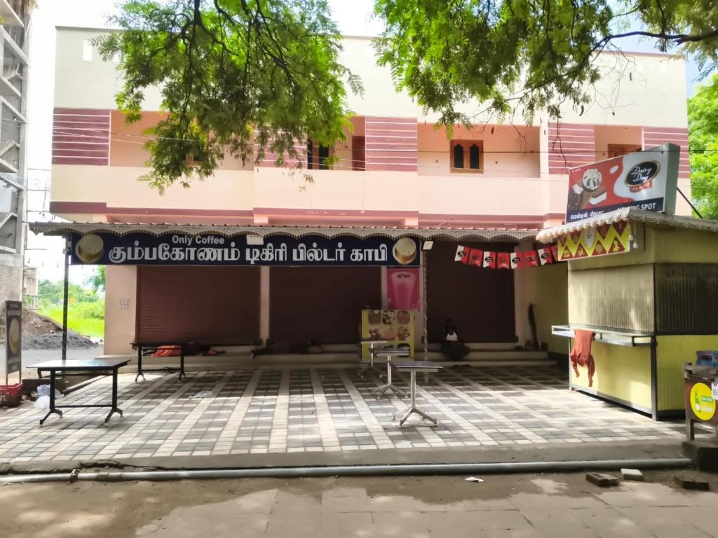 un edificio con un cartello sulla facciata di RJM Homestay a Jāmb