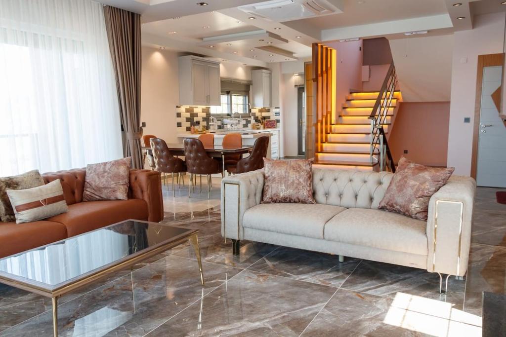 - un salon avec deux canapés et un escalier dans l'établissement Άνετη βίλα 4 υπνοδωματίων Yalova με θέα στη θάλασσα, à Çınarcık