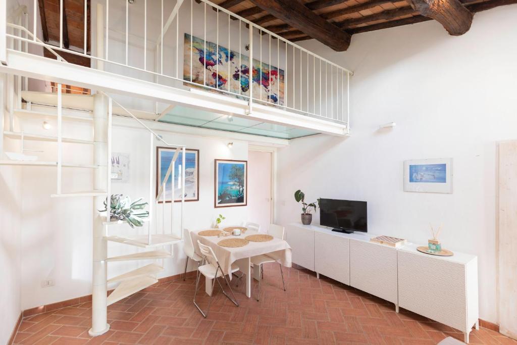 a living room with a table and a tv at Appartamento Piazzetta 5 by ElbaSummer in Portoferraio