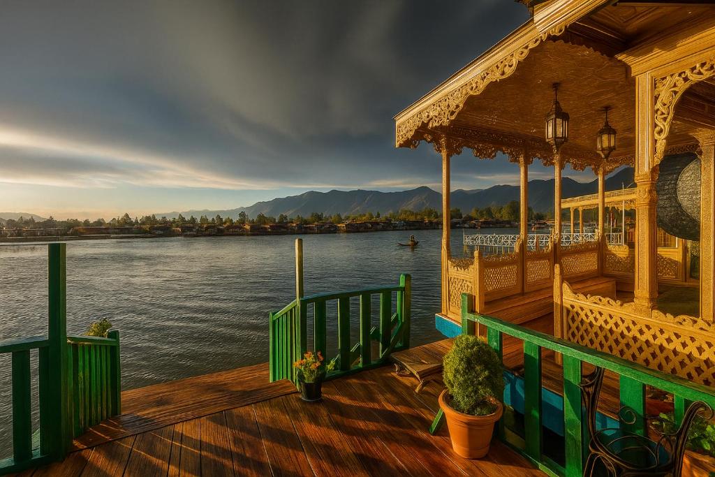 een huis op een steiger aan een water bij Floating Luxury Group Of Houseboats in Srinagar