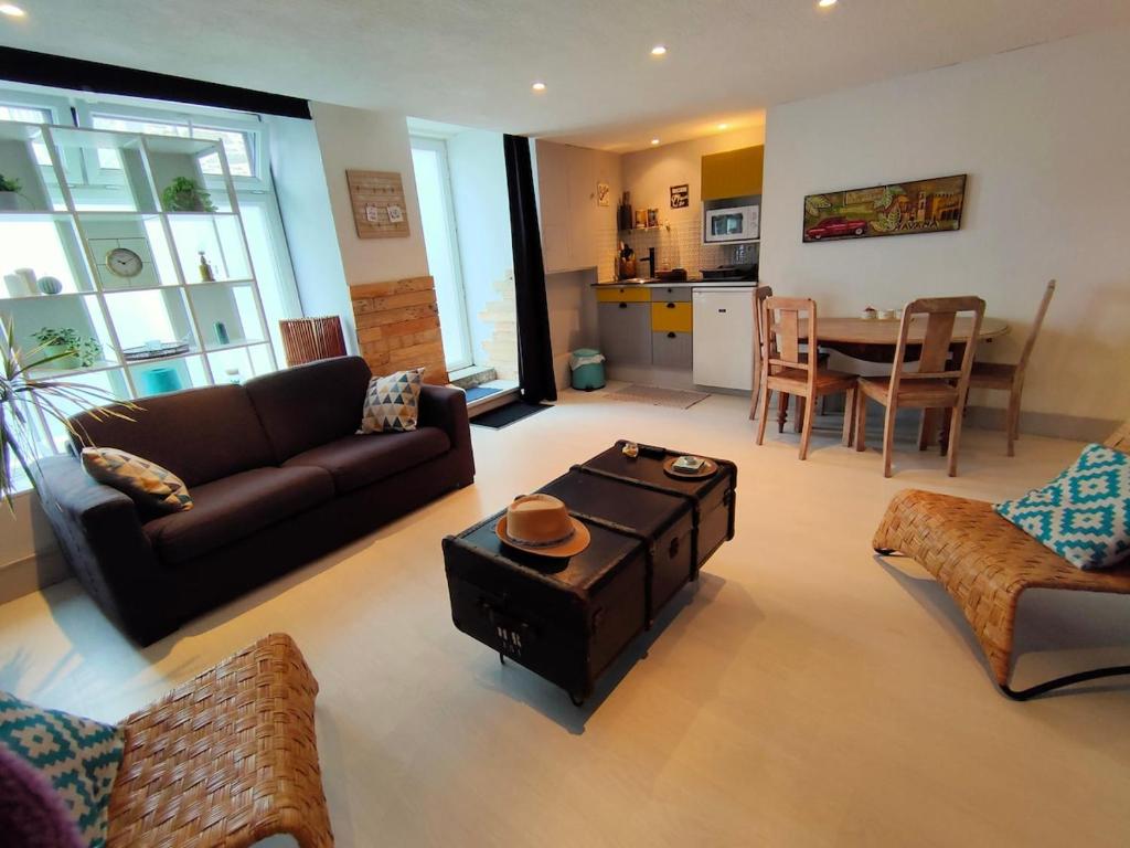 un salon avec un canapé et une table dans l'établissement Logement de Charme en centre ville, à Lesneven