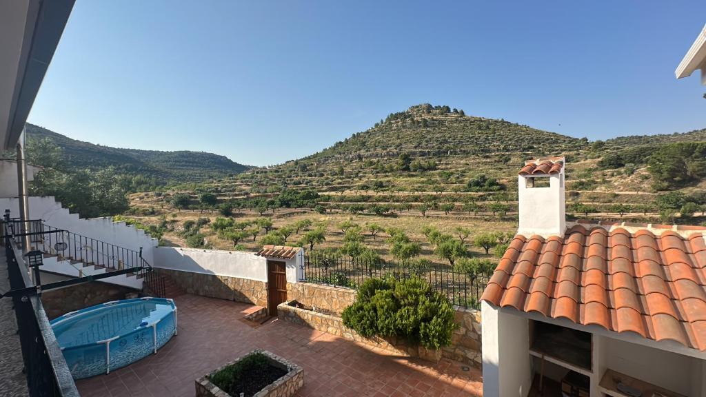una vista da una casa con vista su una montagna di Casa Rural El Olivo a Alatoz