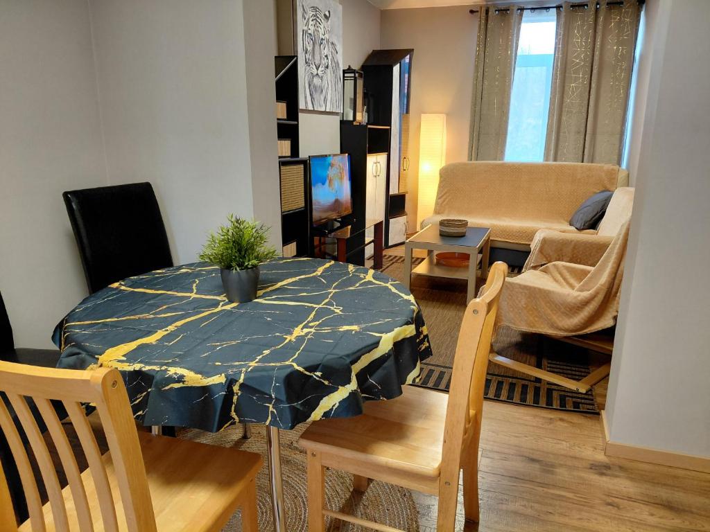 Televiisor ja/või meelelahutuskeskus majutusasutuses Sunny days -cozy apartment